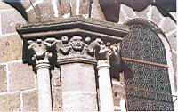 Polignac, Eglise, Pilastre ext. de l'abside, Lotus, Tete humaine, Tete d'oiseau